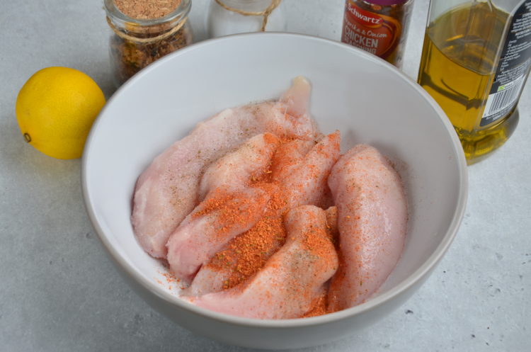 Cut the chicken into strips, salt and add spices.
